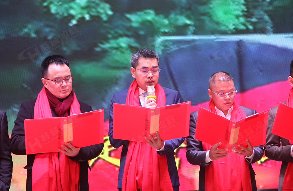 金牛辭舊歲，猛虎迎春來(lái)。搭著歡樂(lè)的時(shí)光列車，我們一起歡送碩果累累的2021年，迎來(lái)了嶄新的2022年。1月26日，我們歡聚一堂，在歡聲笑語(yǔ)、載歌載舞中迎接新春，“立足新鴻程開(kāi)創(chuàng)新局面”桂林鴻程2021年年終總結(jié)表彰會(huì)由此開(kāi)始！