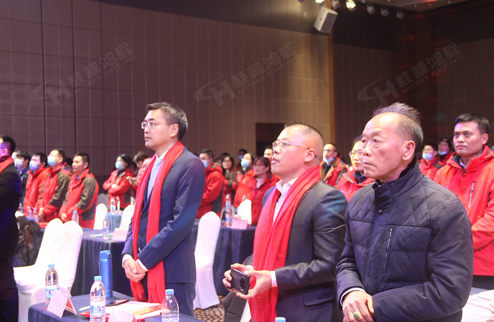 金牛辭舊歲，猛虎迎春來(lái)。搭著歡樂(lè)的時(shí)光列車，我們一起歡送碩果累累的2021年，迎來(lái)了嶄新的2022年。1月26日，我們歡聚一堂，在歡聲笑語(yǔ)、載歌載舞中迎接新春，“立足新鴻程開(kāi)創(chuàng)新局面”桂林鴻程2021年年終總結(jié)表彰會(huì)由此開(kāi)始！